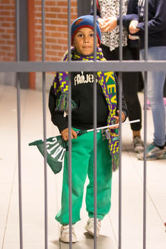 En ung färjestadsupporter väntar på att spelarna ska