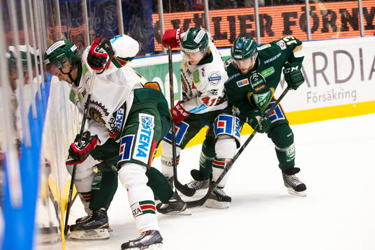 Frölundas Max Görtz och Mathis Olimb i kamp om pucken mot