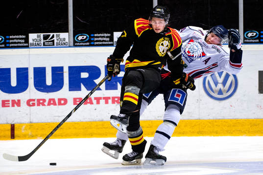 Brynäs Alexander Lindgren och Linköpings Jonas Junland i