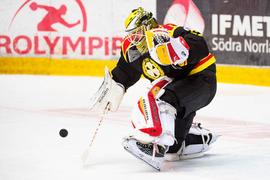 Brynäs målvakt Bernhard Starkbaum räddar skott