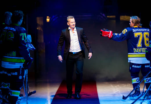 Johan Davidsson gör entre till tröjceremonin omgärdad av