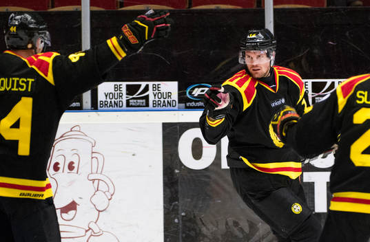 Brynäs Jacob Blomqvist och Oscar Eklund jublar