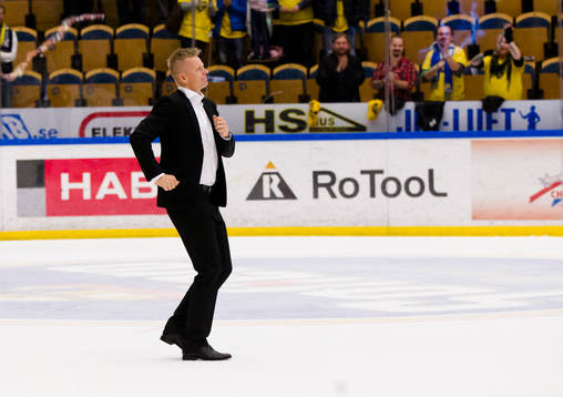 Johan Davidsson tackar med en dans