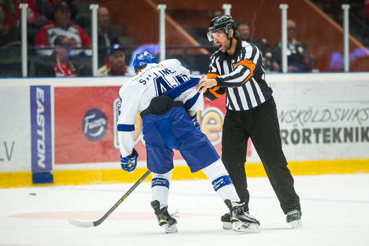 Linjedomare Tomas Ahlström Leksands Tomi Sallinen