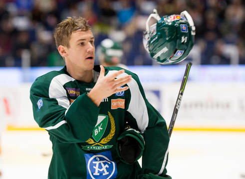 Färjestads Jesper Jensen kastar iväg hjälmen
