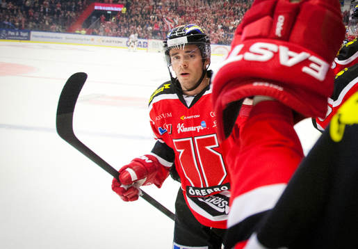 Örebros Tim Wallace gör 2-0 och på bilden jublar Derek