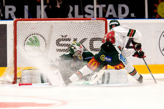 Färjestads målvakt Fredrik Pettersson Wentzel räddar en