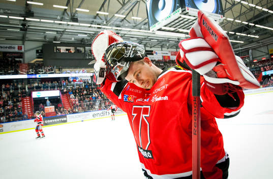 Örebros målvakt Julius Hudacek deppar