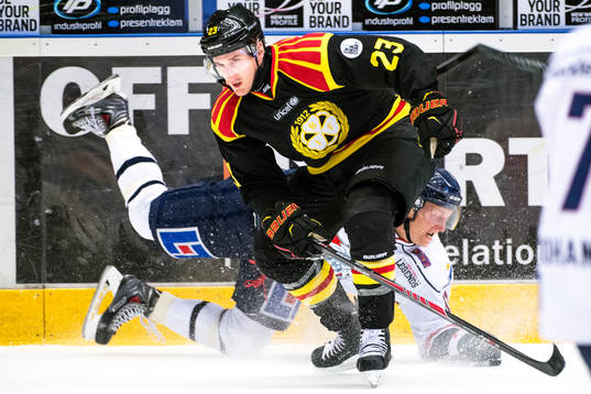 Brynäs Bill Sweatt och Linköpings Oscar Sundh i en duell
