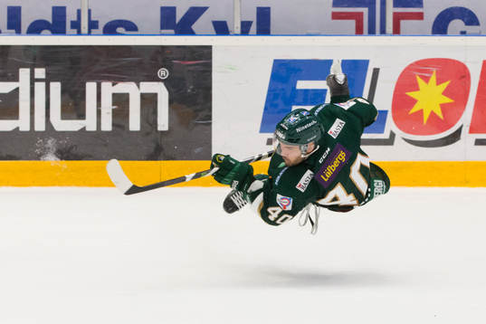 Färjestads Niclas Arell laddar för skott