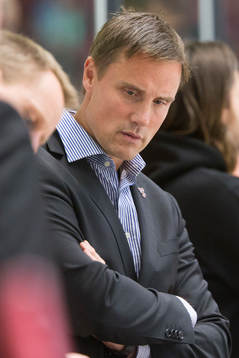 Frölundas tränare ser deppig ut Roger Rönnberg