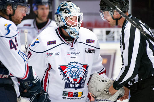 Linköpings målvakt David Rautio lämnar över pucken till