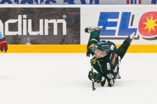 Färjestads Niclas Arell laddar för skott