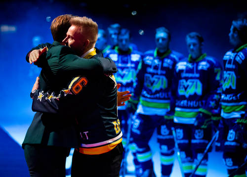 s David Petrasek  lämnar över tröja och kramar om Johan
