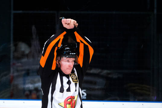 Domare Peter Lyth dömer straff