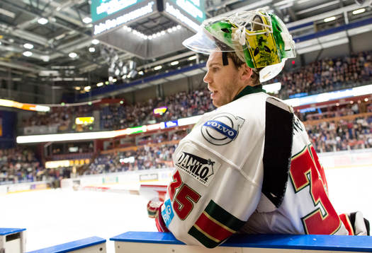 Frölundas målvakt Linus Fernström hänger vis sargen