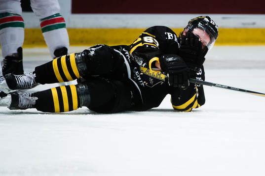 s Joakim Hagelin tar sig för ansiktet