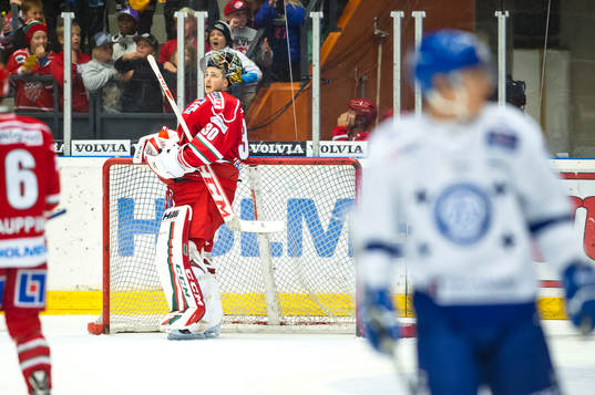 Modos målvakt Linus Ullmark  deppar