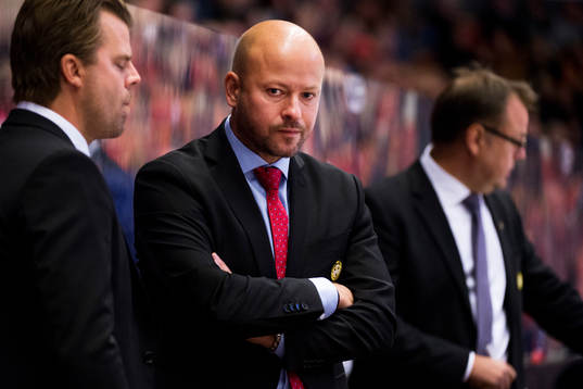 Brynäs huvudtränare Tommy Jonsson, i mitten