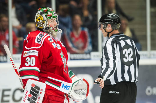 Modos målvakt Linus Ullmark och Linjedomare Tomas Ahlström