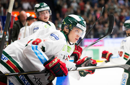 Frölundas John Nyberg hänger över sargen