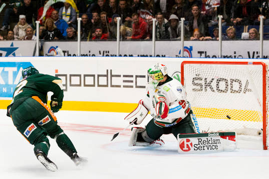Färjestads Per Åslund sätter