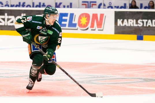 Färjestads Per Åslund laddar innan han sätter