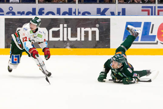 Färjestads Niclas Arell laddar för skott