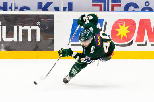 Färjestads Niclas Arell laddar för skott