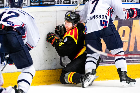 Brynäs Anton Rödin blir tacklad av Linköpings Magnus