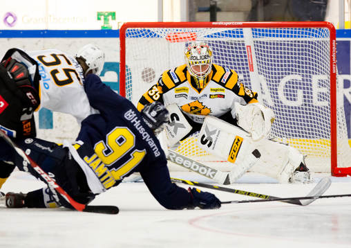s Andreas Jämtin framför Skellefteås målvakt Markus