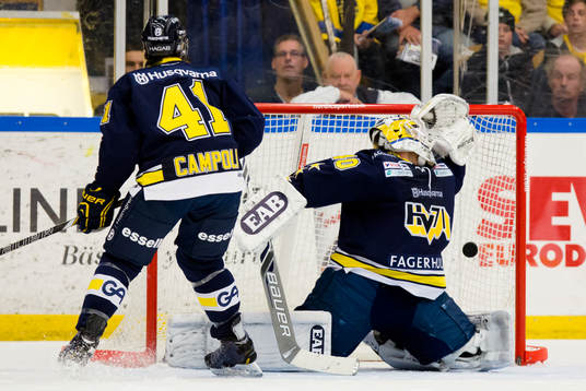 s Chris Campoli och målvakt Erik Ersberg ser pucken gå in