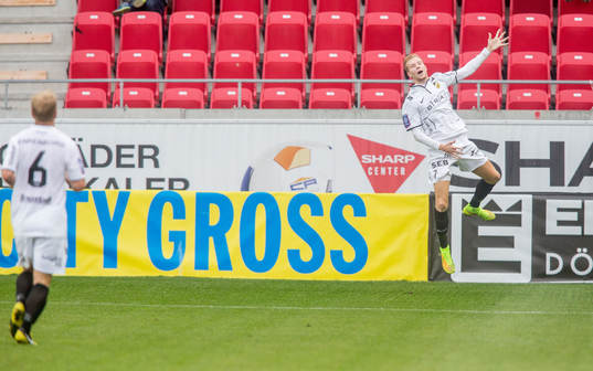Häckens Simon Gustafson gör 1-2 och jublar