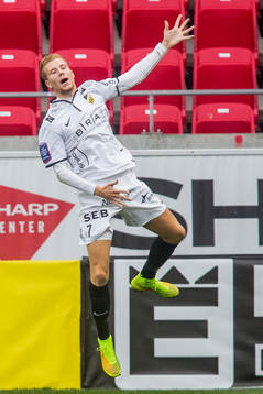 Häckens Simon Gustafson gör 1-2 och jublar
