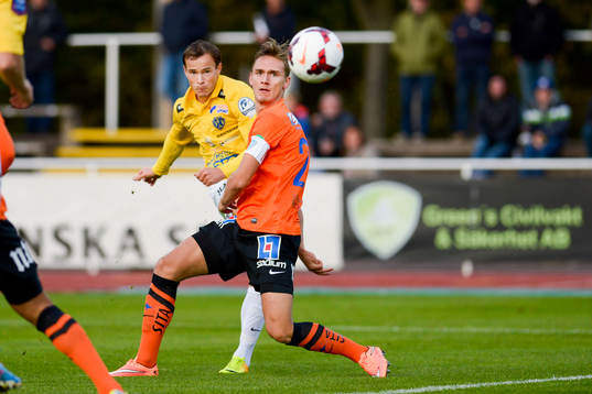 Falkenbergs Anton Wede skjuter i ribban