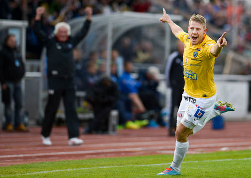 Falkenbergs Patrik Ingelsten (tv) jublar