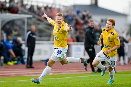 Falkenbergs Patrik Ingelsten (tv) jublar