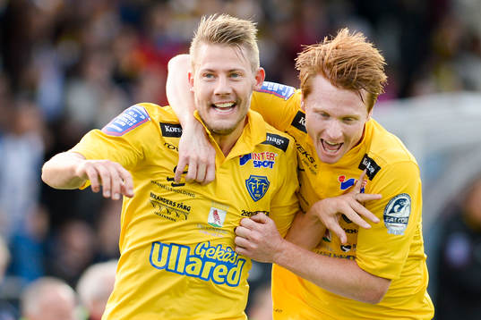 Falkenbergs Patrik Ingelsten (tv) jublar