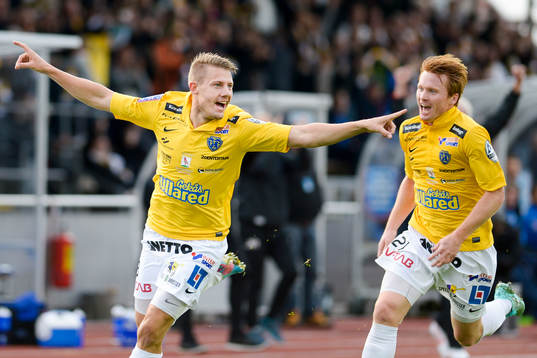 Falkenbergs Patrik Ingelsten (tv) jublar