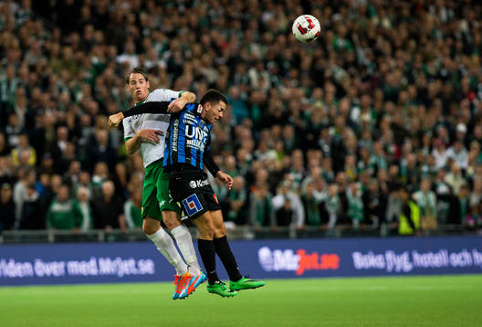 Hammarbys Johan Persson i en nickduell med Sirius Kerim