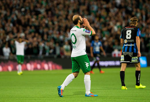 Hammarbys Kennedy Bakircioglu tar sig för ansiktet