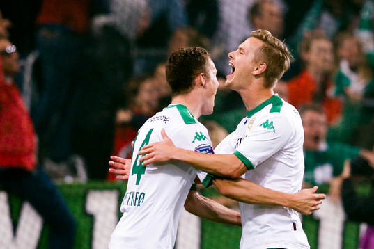 Hammarbys Fredrik Torsteinbø (tv) kramar om Erik