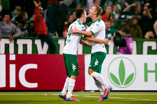 Hammarbys Fredrik Torsteinbø (tv) kramar om Erik
