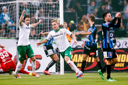 Hammarbys Erik Israelsson (m) och Hammarbys 17+(tv) jublar