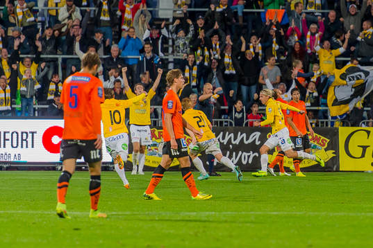 Falkenbergs Carl-Oscar Andersson gör 3-2 och jublar