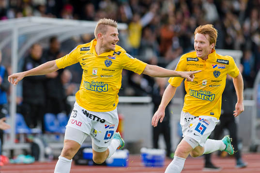 Falkenbergs Patrik Ingelsten och Dan Keat jublar