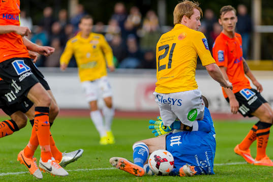 Norrköpings målvakt Marcus Sahlman räddar