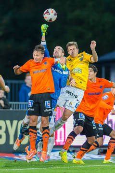 Norrköpings målvakt Marcus Sahlman boxar undan bollen
