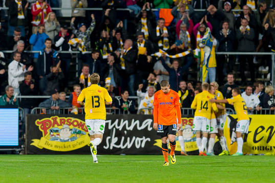 Falkenbergs Anton Wede gör 4-2 och jublar och Norrköpings