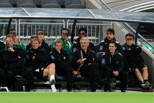 Hammarbys bänk med bland annat tränare Nanne Bergstrand